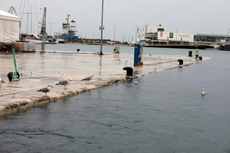 Poplavljene ulice u Rijeci i &Scaron;ibeniku, more se diglo do ruba rive: Najavljena obilna ki&scaron;a i pljuskovi s grmljavinom, moguć je i snijeg