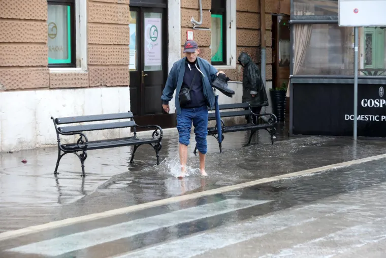 Poplavljene ulice u Rijeci i &Scaron;ibeniku, more se diglo do ruba rive: Najavljena obilna ki&scaron;a i pljuskovi s grmljavinom, moguć je i snijeg