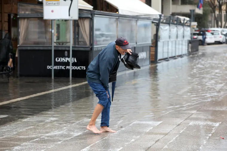 Poplavljene ulice u Rijeci i &Scaron;ibeniku, more se diglo do ruba rive: Najavljena obilna ki&scaron;a i pljuskovi s grmljavinom, moguć je i snijeg