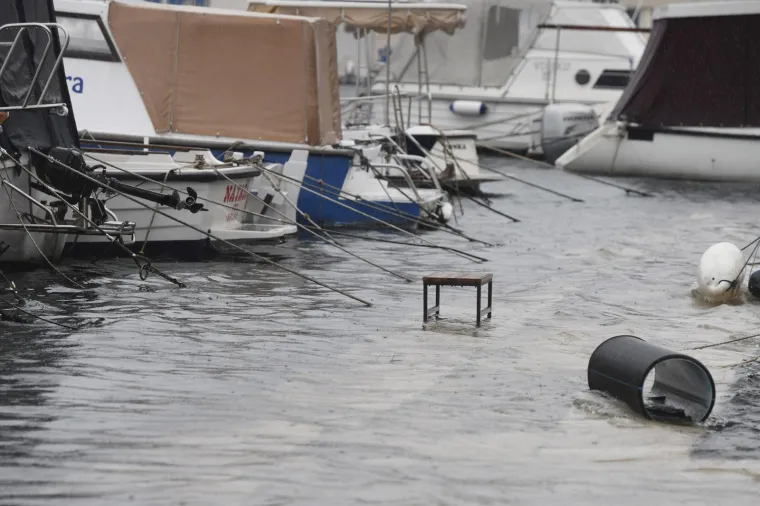 Poplavljene ulice u Rijeci i &Scaron;ibeniku, more se diglo do ruba rive: Najavljena obilna ki&scaron;a i pljuskovi s grmljavinom, moguć je i snijeg