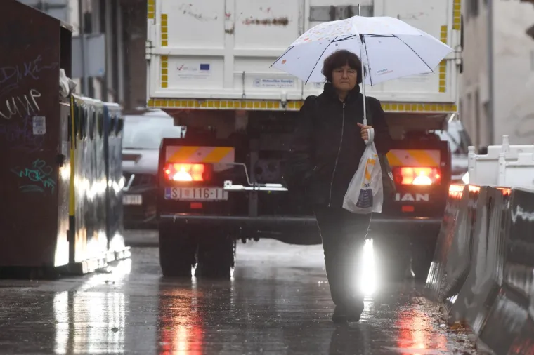 Poplavljene ulice u Rijeci i &Scaron;ibeniku, more se diglo do ruba rive: Najavljena obilna ki&scaron;a i pljuskovi s grmljavinom, moguć je i snijeg