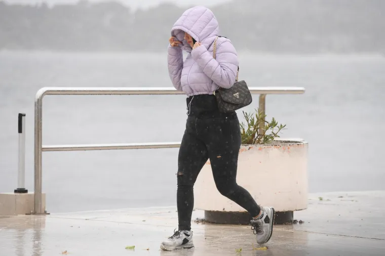 Poplavljene ulice u Rijeci i &Scaron;ibeniku, more se diglo do ruba rive: Najavljena obilna ki&scaron;a i pljuskovi s grmljavinom, moguć je i snijeg