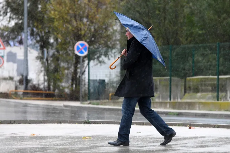 Poplavljene ulice u Rijeci i &Scaron;ibeniku, more se diglo do ruba rive: Najavljena obilna ki&scaron;a i pljuskovi s grmljavinom, moguć je i snijeg