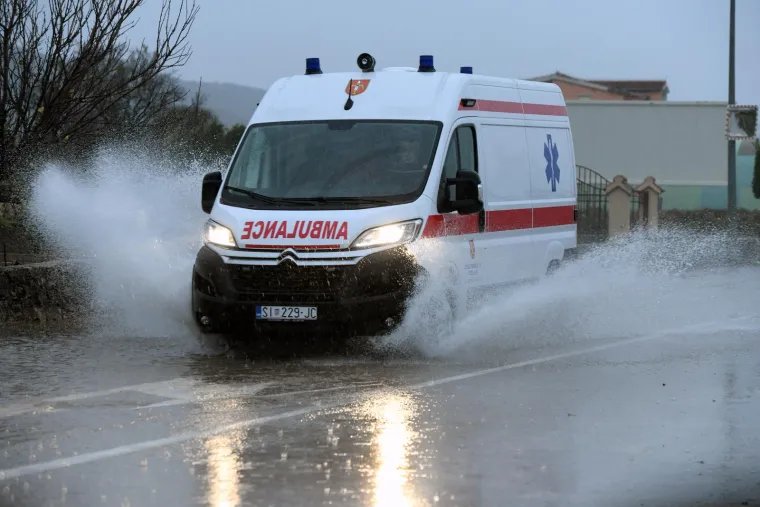 Poplavljene ulice u Rijeci i &Scaron;ibeniku, more se diglo do ruba rive: Najavljena obilna ki&scaron;a i pljuskovi s grmljavinom, moguć je i snijeg