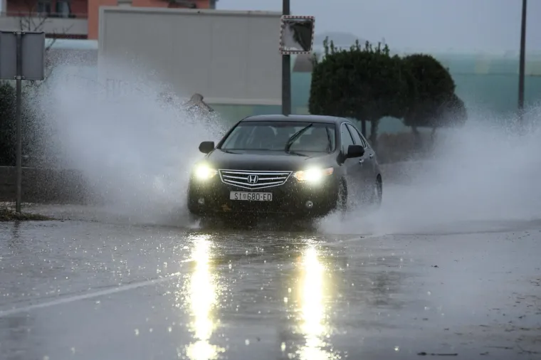 Poplavljene ulice u Rijeci i &Scaron;ibeniku, more se diglo do ruba rive: Najavljena obilna ki&scaron;a i pljuskovi s grmljavinom, moguć je i snijeg
