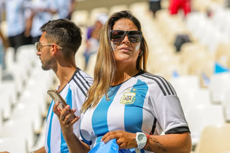 Vruća plavu&scaron;a zasjenila sve na tribinama i skrenula pozornost na sebe.