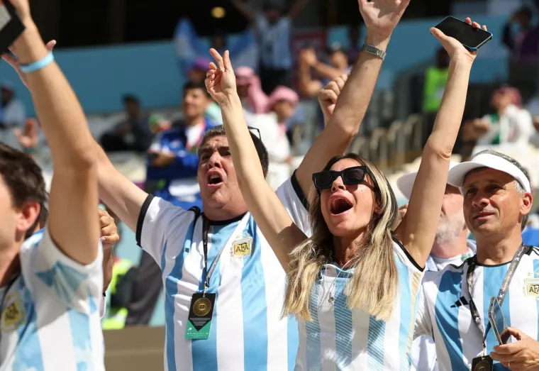 Messi upravo igra, a svi živi gledaju nepoznatu istetoviranu prsatu plavu&scaron;u i ne prate utakmicu: Vruća Argentina zasjenila sve u Lusailu