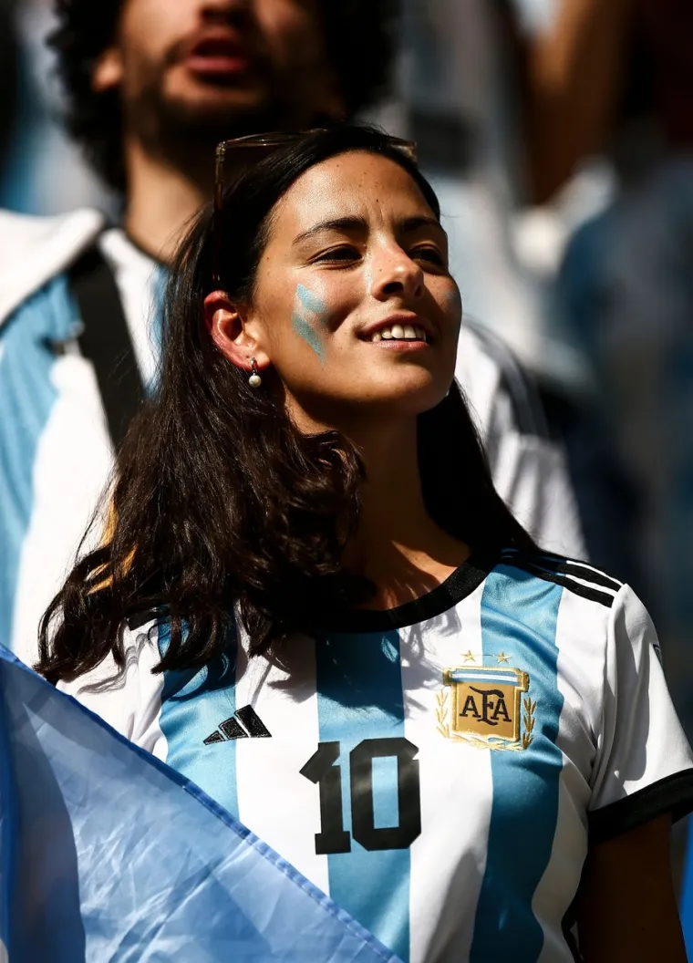 Messi upravo igra, a svi živi gledaju nepoznatu istetoviranu prsatu plavu&scaron;u i ne prate utakmicu: Vruća Argentina zasjenila sve u Lusailu