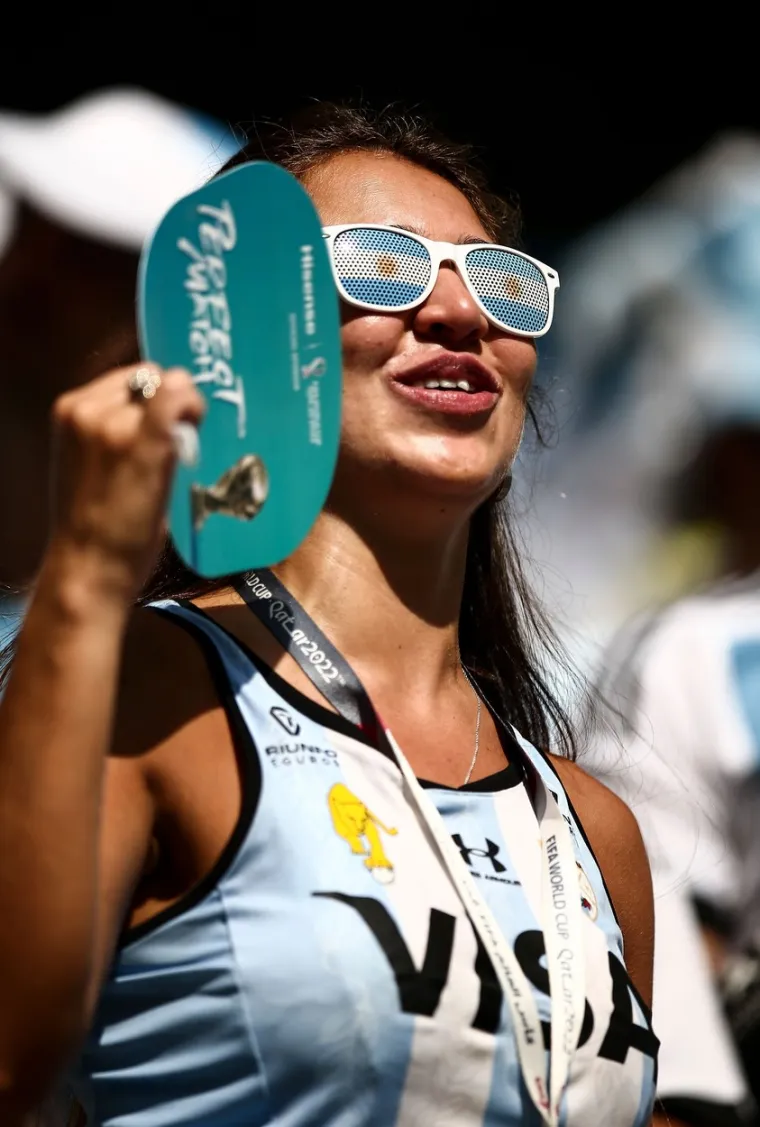 Messi upravo igra, a svi živi gledaju nepoznatu istetoviranu prsatu plavu&scaron;u i ne prate utakmicu: Vruća Argentina zasjenila sve u Lusailu