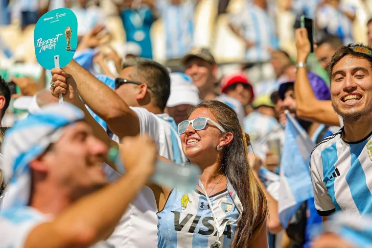 Messi upravo igra, a svi živi gledaju nepoznatu istetoviranu prsatu plavu&scaron;u i ne prate utakmicu: Vruća Argentina zasjenila sve u Lusailu