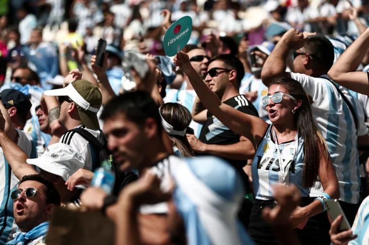 Messi upravo igra, a svi živi gledaju nepoznatu istetoviranu prsatu plavu&scaron;u i ne prate utakmicu: Vruća Argentina zasjenila sve u Lusailu