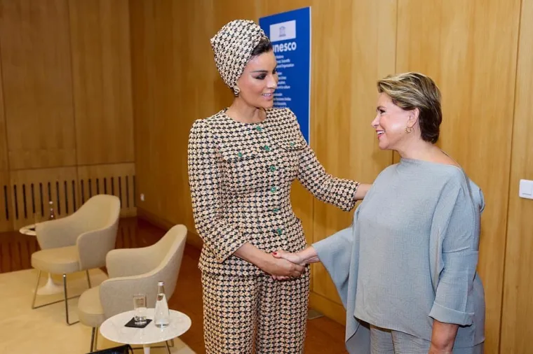 Nasser je rođena 8. kolovoza 1959. godine u obalnom gradu Al Khoru, na sjeveru Katara, u plemenu Al-Missned. Kći je Nassera bin Abdullaha Al-Misneda, uglednog katarskog biznismena koji je godinama bio u zatvoru zbog svog aktivizma.