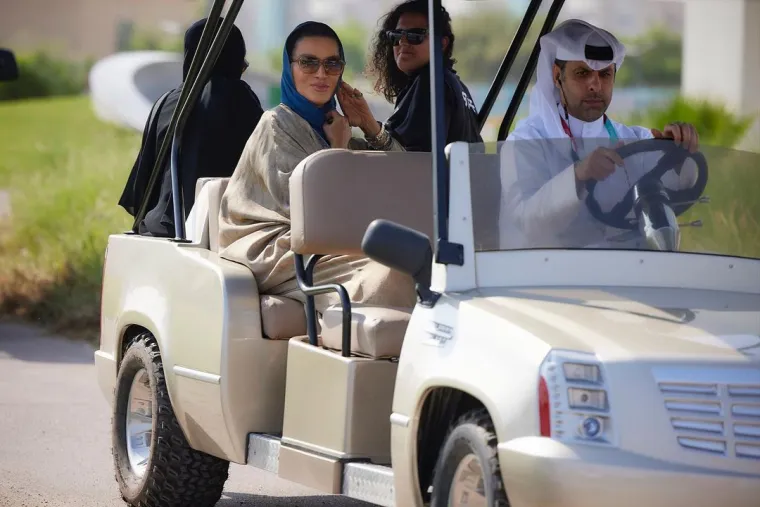 Nasser je 1995. utemeljila katarsku Zakladu za obrazovanje, znanost i razvoj zajednice. Pod njezinim predsjedavanjem nastavlja raditi na uspostavljanju Katara kao lidera u području obrazovanja, znanosti i kulture. Naime, primila je brojne međunarodne nagrade i dobila niz međunarodnih počasti, a među njima i jednu iz Hrvatske. Prije pet godina odlikovana je u Hrvatskoj Redom kraljice Jelene zbog posebnog doprinosa ugledu naše zemlje. 