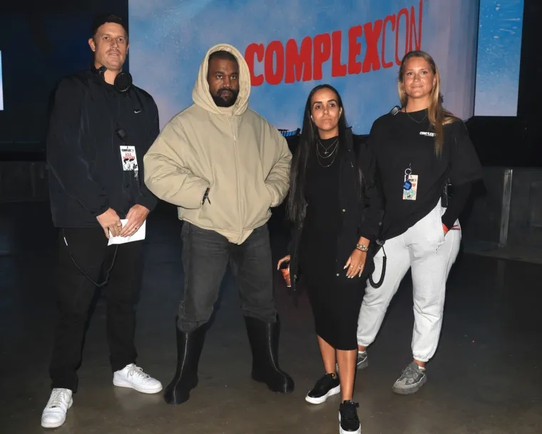 Kanye West i nova djevojka pojavili se u gumenim čizmama, no ono u što su svi gledali je manekenkin 'obrnuti' dekolte
