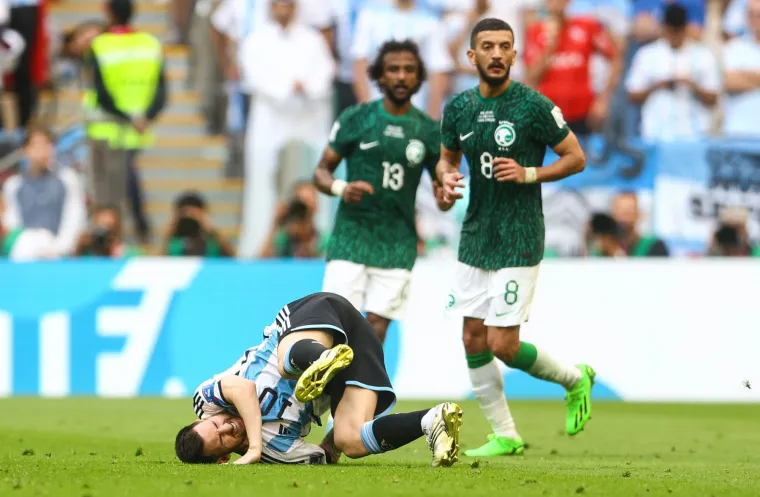 Ovako su borbeni Saudijci ugasili Argentinu: Vratar Arabije nokautirao svog suigrača i rasplakao se