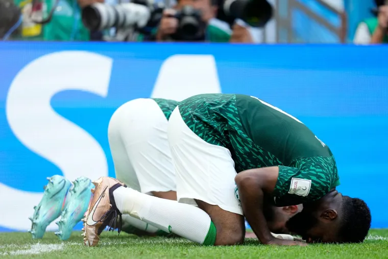 Ovako su borbeni Saudijci ugasili Argentinu: Vratar Arabije nokautirao svog suigrača i rasplakao se