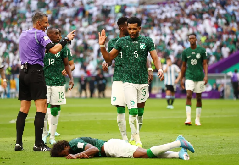 Ovako su borbeni Saudijci ugasili Argentinu: Vratar Arabije nokautirao svog suigrača i rasplakao se