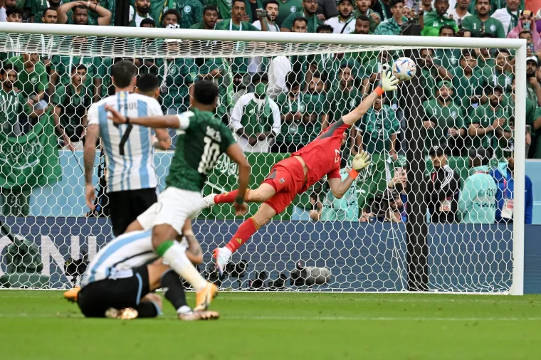 Ovako su borbeni Saudijci ugasili Argentinu: Vratar Arabije nokautirao svog suigrača i rasplakao se