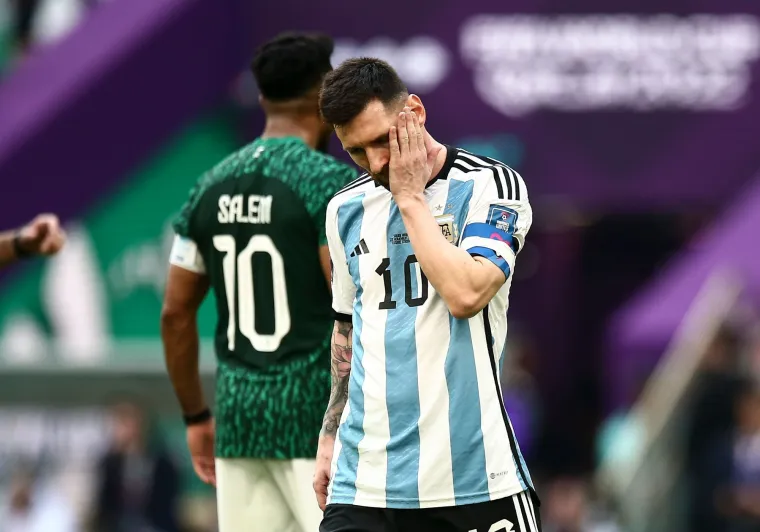 Ovako su borbeni Saudijci ugasili Argentinu: Vratar Arabije nokautirao svog suigrača i rasplakao se