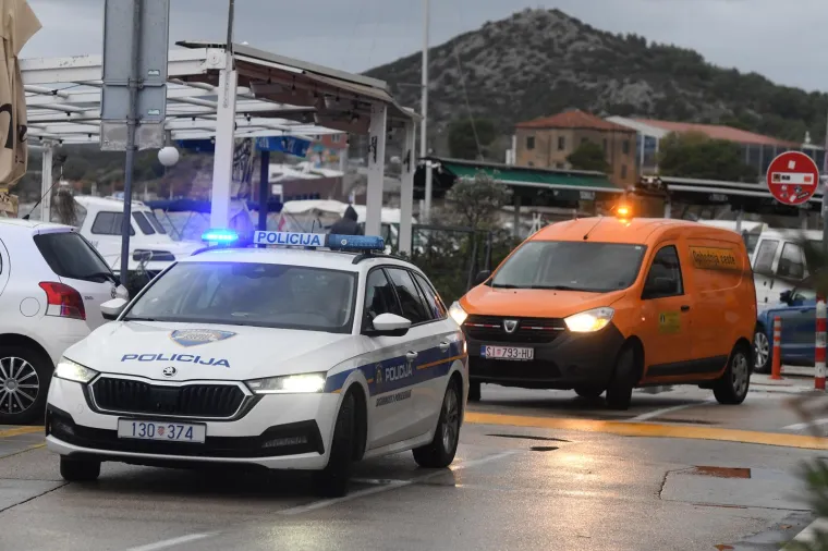 Pogledajte kako potopljeni grad, a nove padaline tek stižu: Spas od nevremena potražili su i labudovi