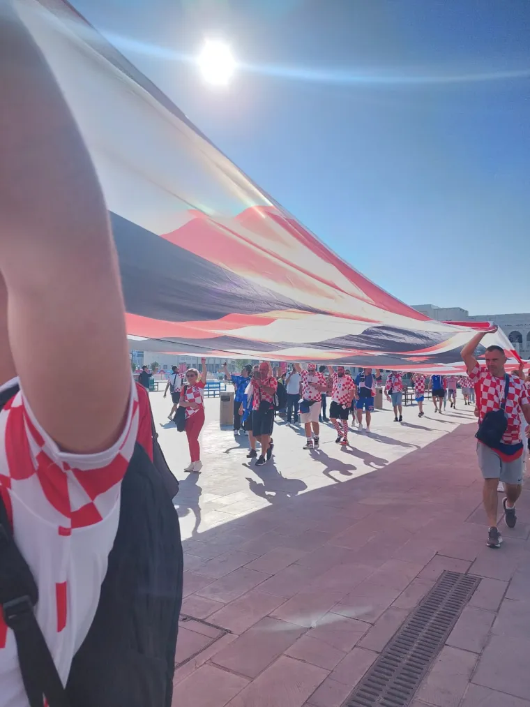 Stižu Hrvati: Najdulja navijačka zastava se vijori u Dohi, na&scaron;i navijači opet zadivili