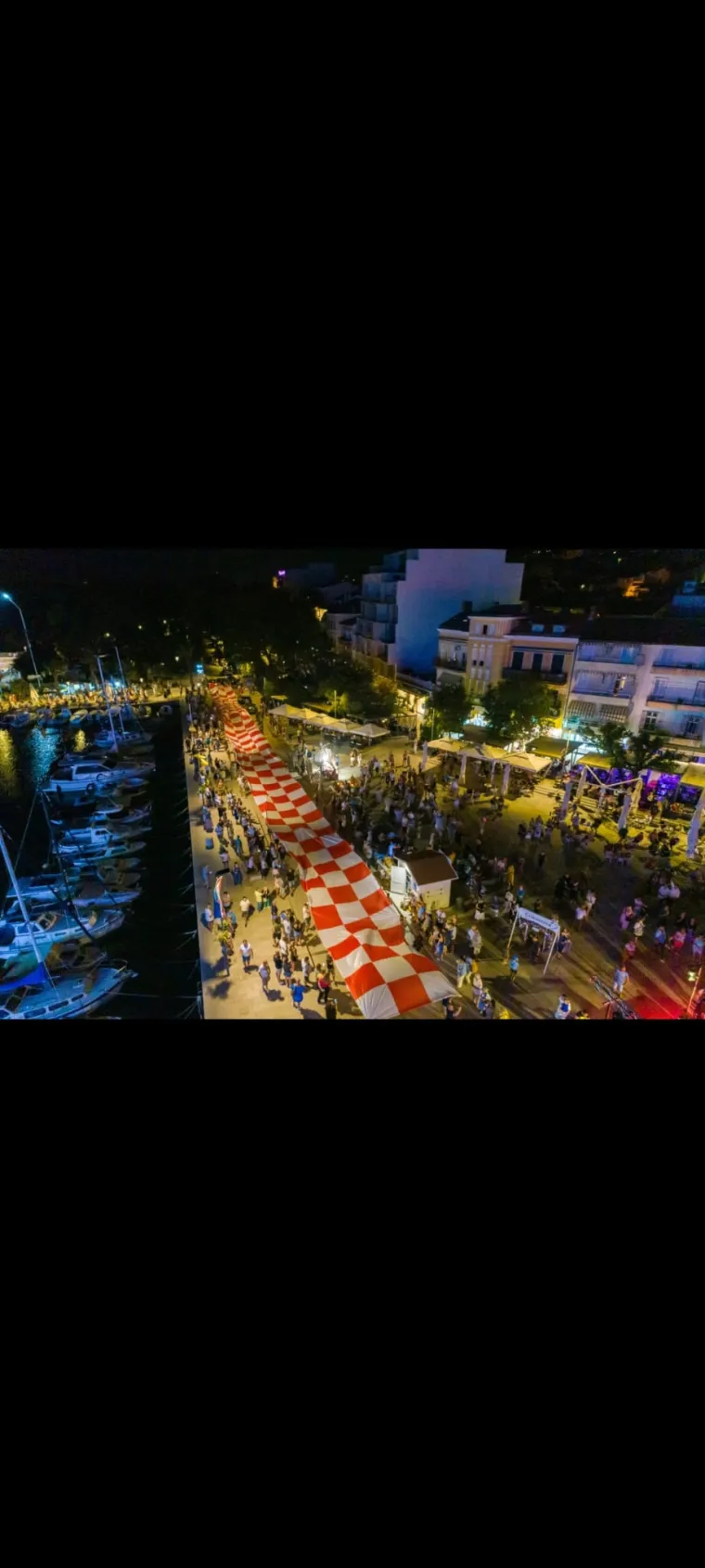 Stižu Hrvati: Najdulja navijačka zastava se vijori u Dohi, na&scaron;i navijači opet zadivili