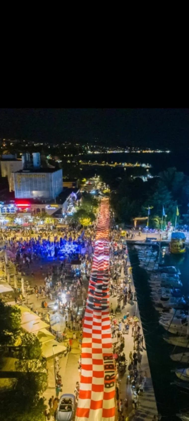 Stižu Hrvati: Najdulja navijačka zastava se vijori u Dohi, na&scaron;i navijači opet zadivili