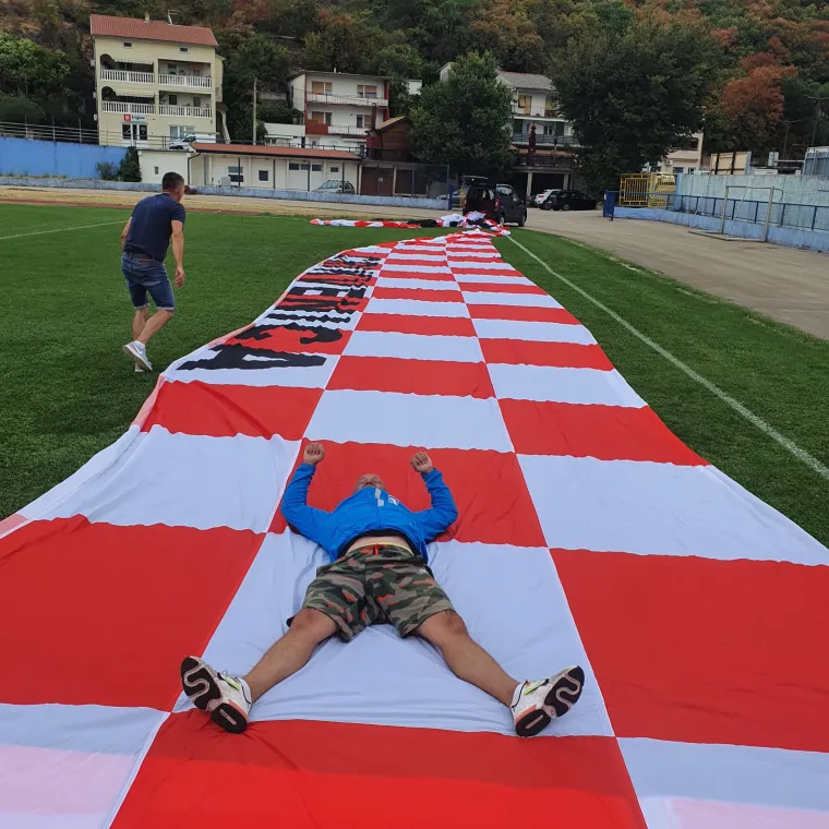 Stižu Hrvati: Najdulja navijačka zastava se vijori u Dohi, na&scaron;i navijači opet zadivili