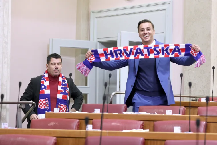 Počinje ludilo i u Saboru! Zastupnici stigli u dresovima, puni rekvizita