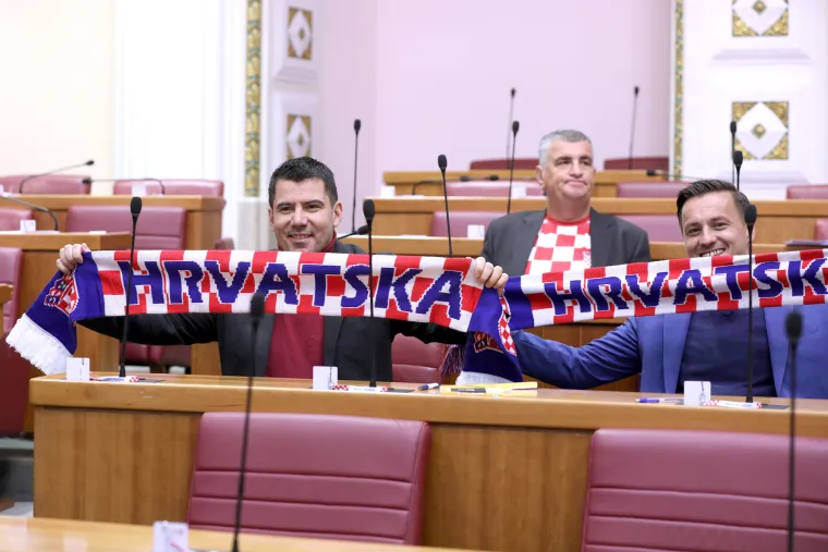 Počinje ludilo i u Saboru! Zastupnici stigli u dresovima, puni rekvizita