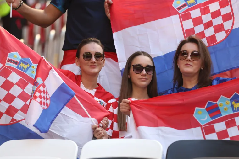 VELIKA GALERIJA Kreće navijačko ludilo! Hrvati stigli na tribine, dvojac zaintrigirao maskama