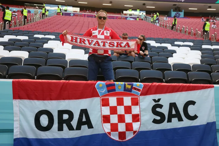 VELIKA GALERIJA Kreće navijačko ludilo! Hrvati stigli na tribine, dvojac zaintrigirao maskama