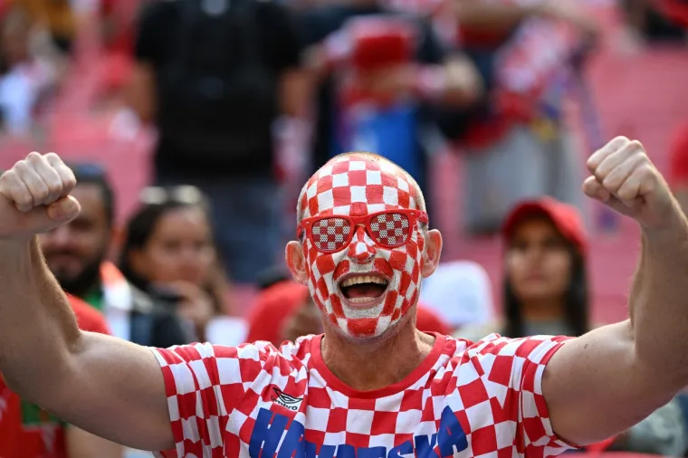 VELIKA GALERIJA Kreće navijačko ludilo! Hrvati stigli na tribine, dvojac zaintrigirao maskama