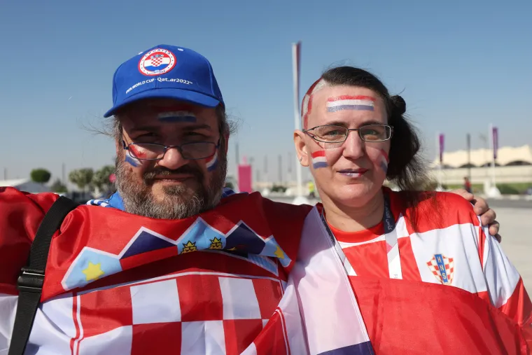 VELIKA GALERIJA Kreće navijačko ludilo! Hrvati stigli na tribine, dvojac zaintrigirao maskama