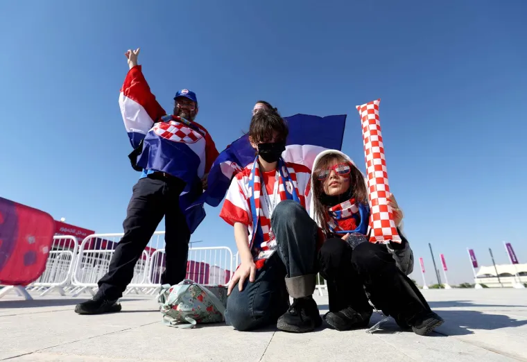 VELIKA GALERIJA Kreće navijačko ludilo! Hrvati stigli na tribine, dvojac zaintrigirao maskama