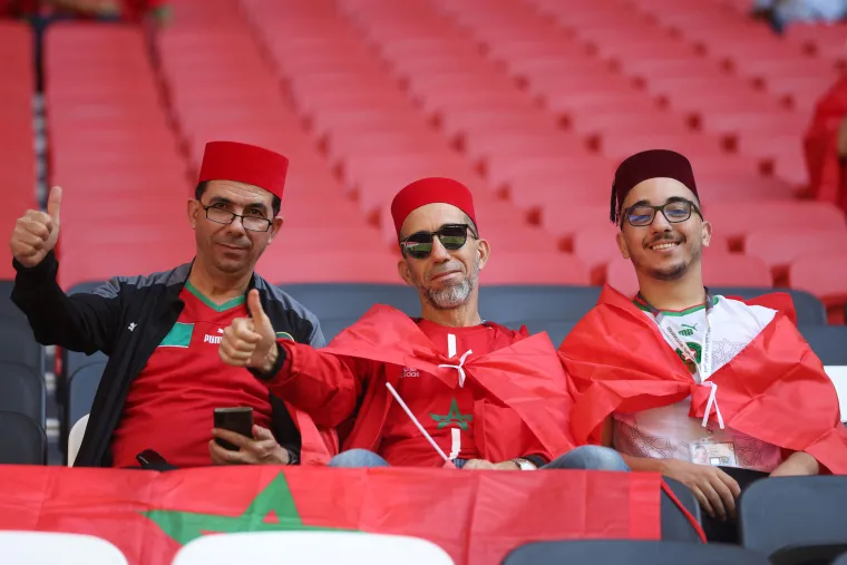 VELIKA GALERIJA Kreće navijačko ludilo! Hrvati stigli na tribine, dvojac zaintrigirao maskama