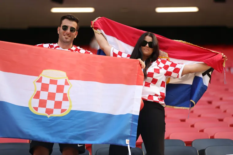 VELIKA GALERIJA Kreće navijačko ludilo! Hrvati stigli na tribine, dvojac zaintrigirao maskama