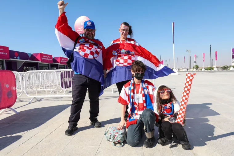 VELIKA GALERIJA Kreće navijačko ludilo! Hrvati stigli na tribine, dvojac zaintrigirao maskama