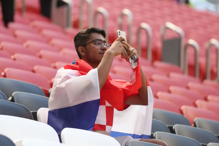 VELIKA GALERIJA Kreće navijačko ludilo! Hrvati stigli na tribine, dvojac zaintrigirao maskama