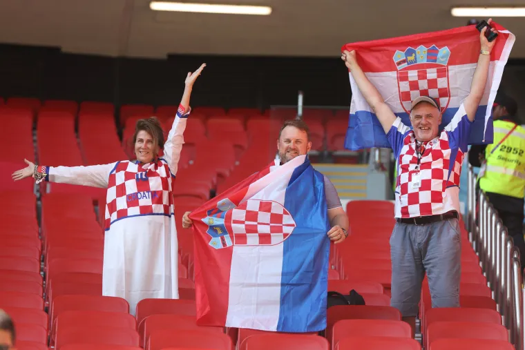 VELIKA GALERIJA Kreće navijačko ludilo! Hrvati stigli na tribine, dvojac zaintrigirao maskama