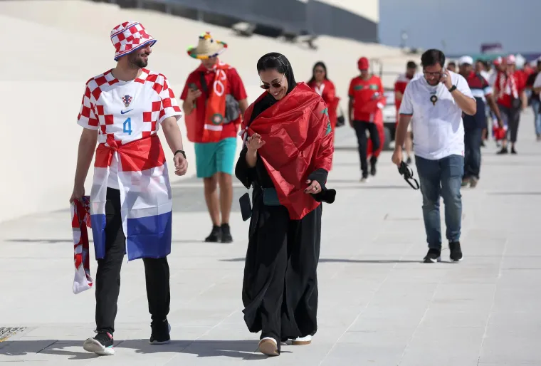 VELIKA GALERIJA Kreće navijačko ludilo! Hrvati stigli na tribine, dvojac zaintrigirao maskama