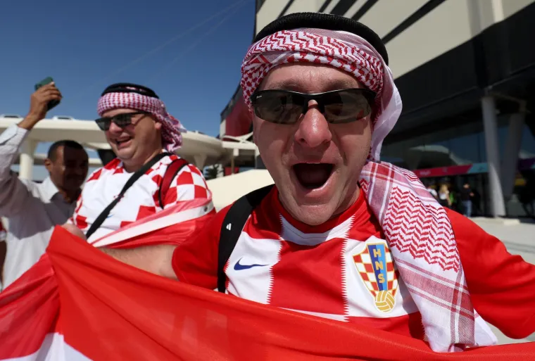 VELIKA GALERIJA Kreće navijačko ludilo! Hrvati stigli na tribine, dvojac zaintrigirao maskama