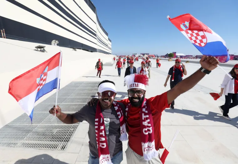 VELIKA GALERIJA Kreće navijačko ludilo! Hrvati stigli na tribine, dvojac zaintrigirao maskama