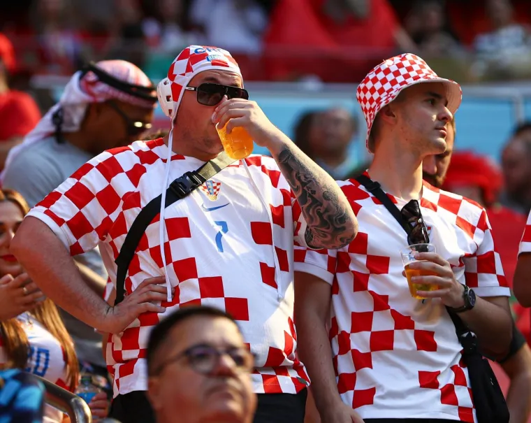 VELIKA GALERIJA Kreće navijačko ludilo! Hrvati stigli na tribine, dvojac zaintrigirao maskama