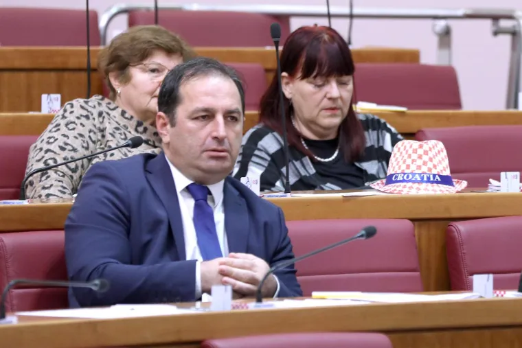 Kockice preplavile sabornicu: Zastupnici na sjednicu stigli u posebnim outfitima, tekma se gleda i u Saboru