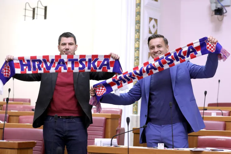 Kockice preplavile sabornicu: Zastupnici na sjednicu stigli u posebnim outfitima, tekma se gleda i u Saboru