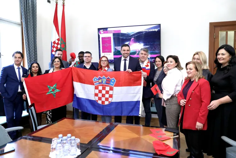 Kockice preplavile sabornicu: Zastupnici na sjednicu stigli u posebnim outfitima, tekma se gleda i u Saboru