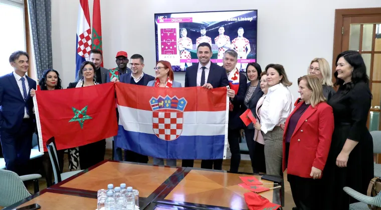 Kockice preplavile sabornicu: Zastupnici na sjednicu stigli u posebnim outfitima, tekma se gleda i u Saboru