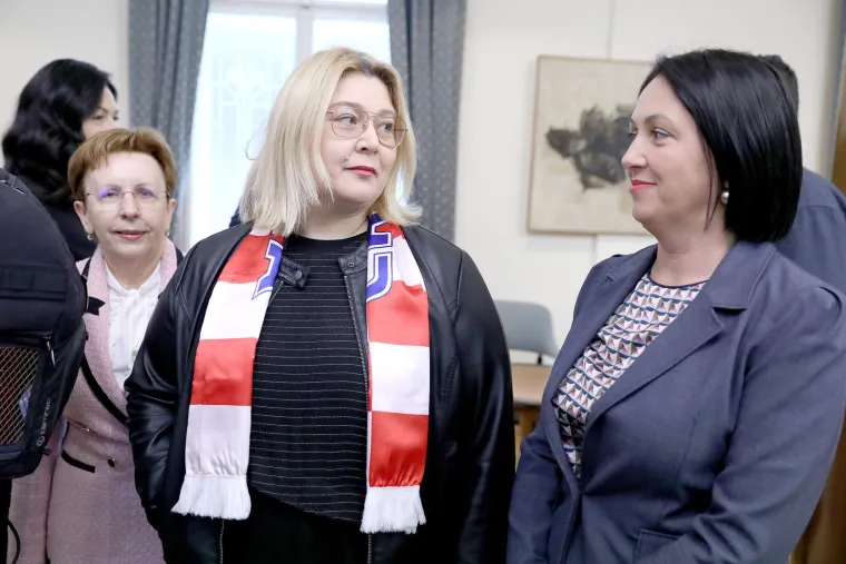 Kockice preplavile sabornicu: Zastupnici na sjednicu stigli u posebnim outfitima, tekma se gleda i u Saboru