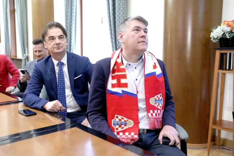 Kockice preplavile sabornicu: Zastupnici na sjednicu stigli u posebnim outfitima, tekma se gleda i u Saboru